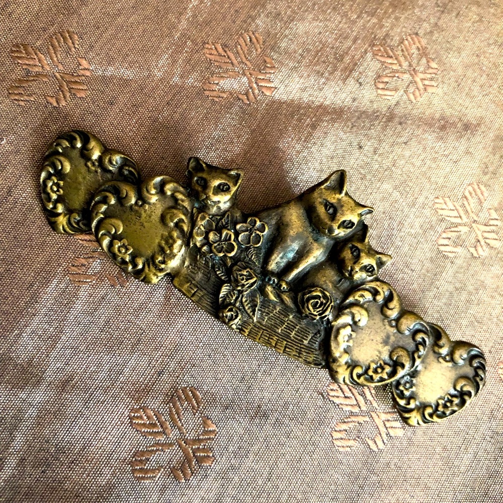 Vintage Brass Cat Brooch cute kittys hearts n roses!